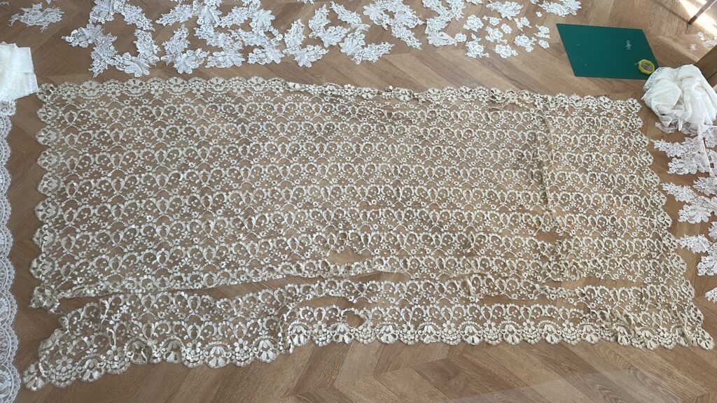 Dentelle ancienne préparée pour la création d’un voile de mariée d’exception