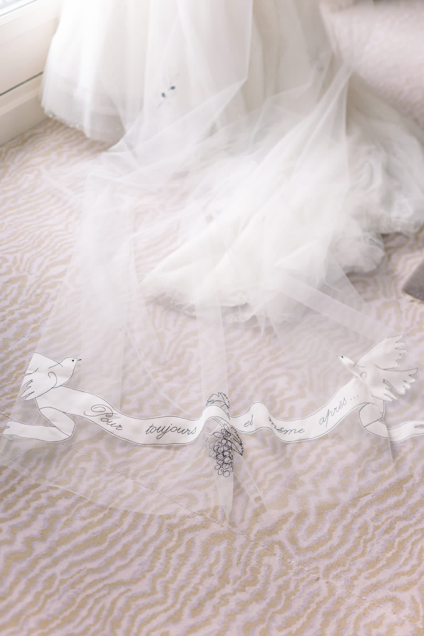 Voile personnalisé avec phrase et illustration dessinées sur le tulle