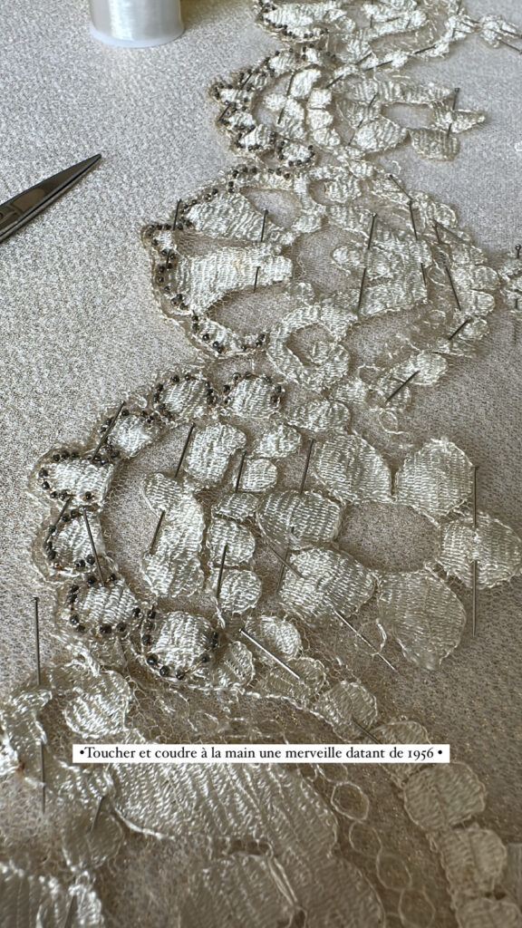 Travail de restauration d’une dentelle ancienne pour voile de mariée
