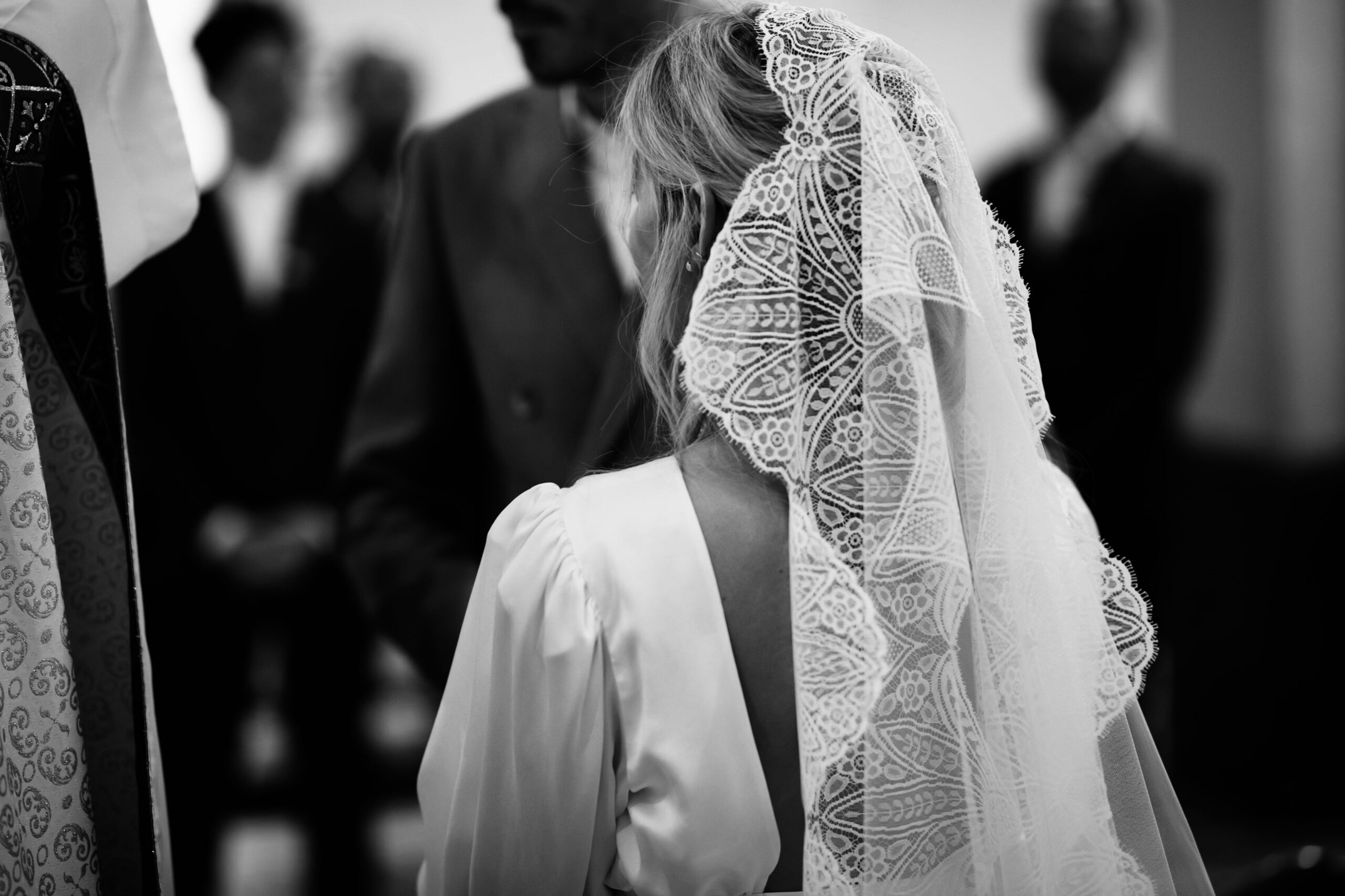 Voile mantille en dentelle porté lors d'une cérémonie de mariage