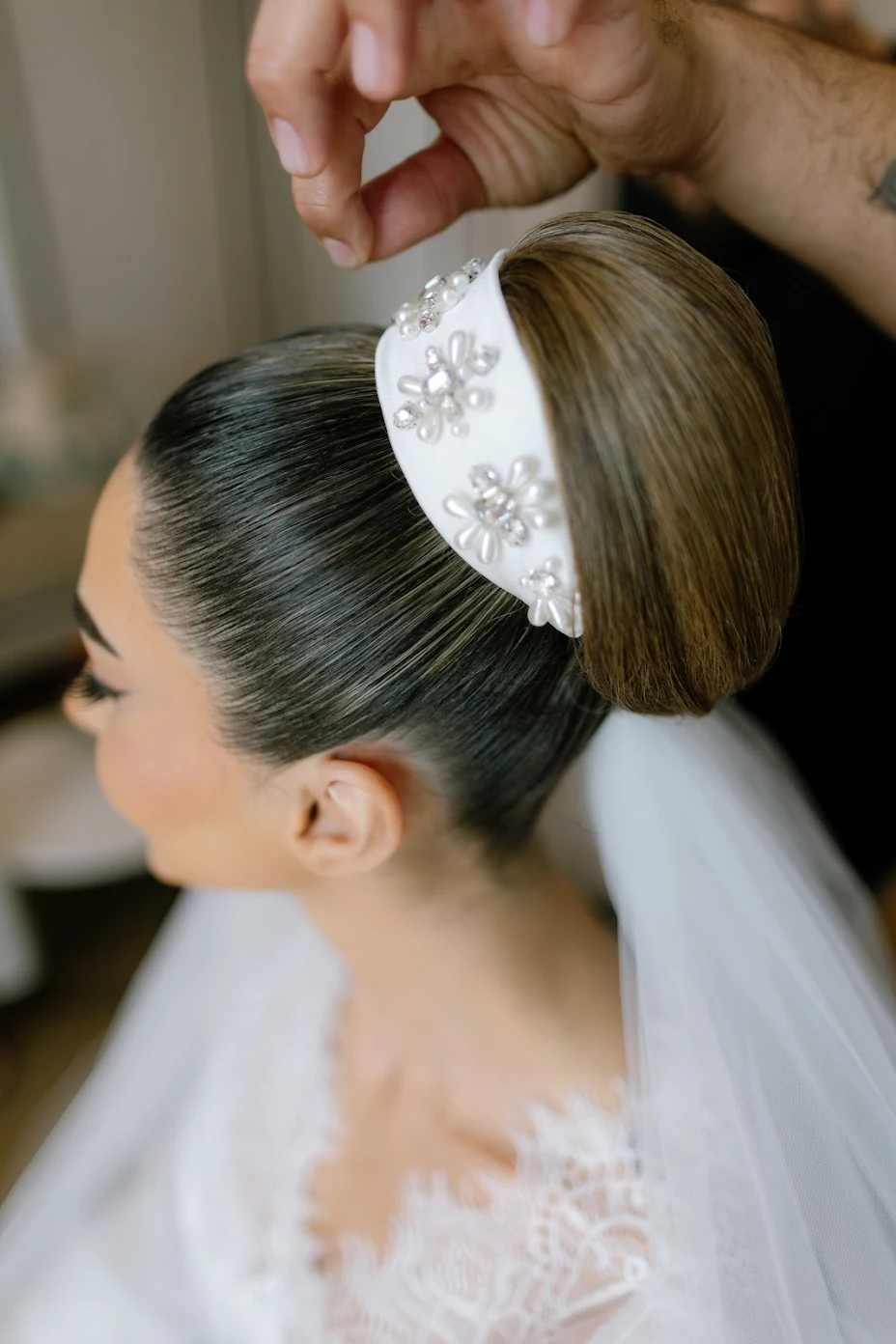 Headband brodée de pierre à la main avec son voile long avec retour visage