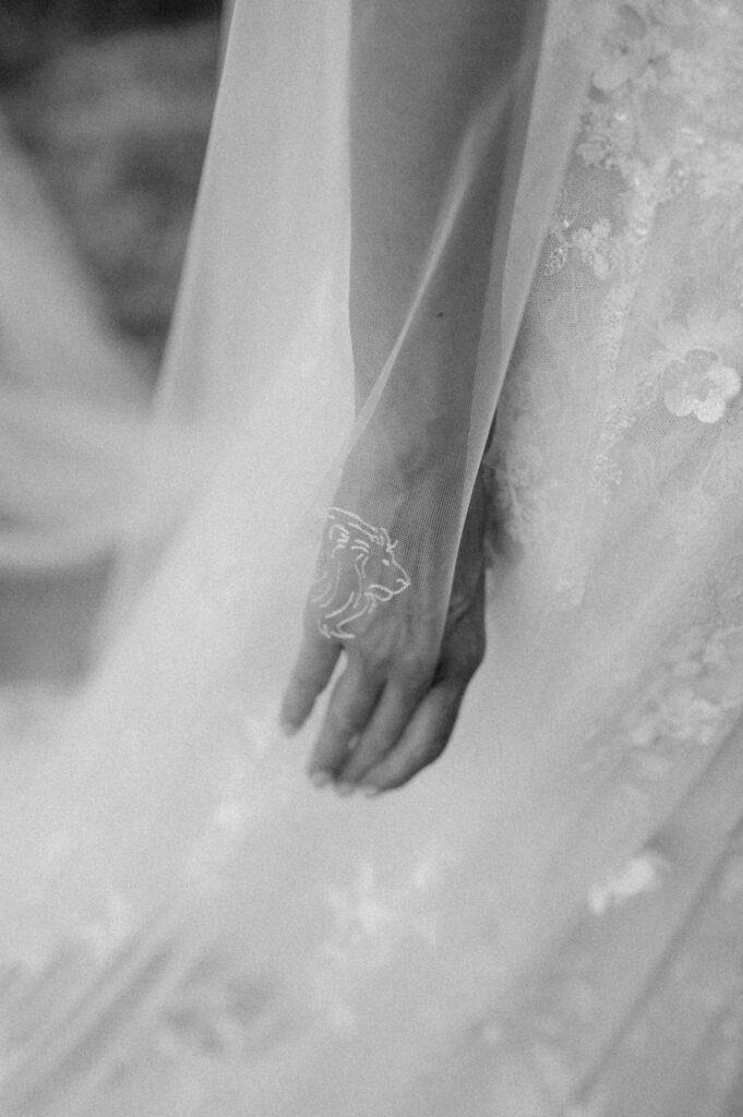 Portrait brodé d'un lion réalisé sur un voile de mariée en tulle.