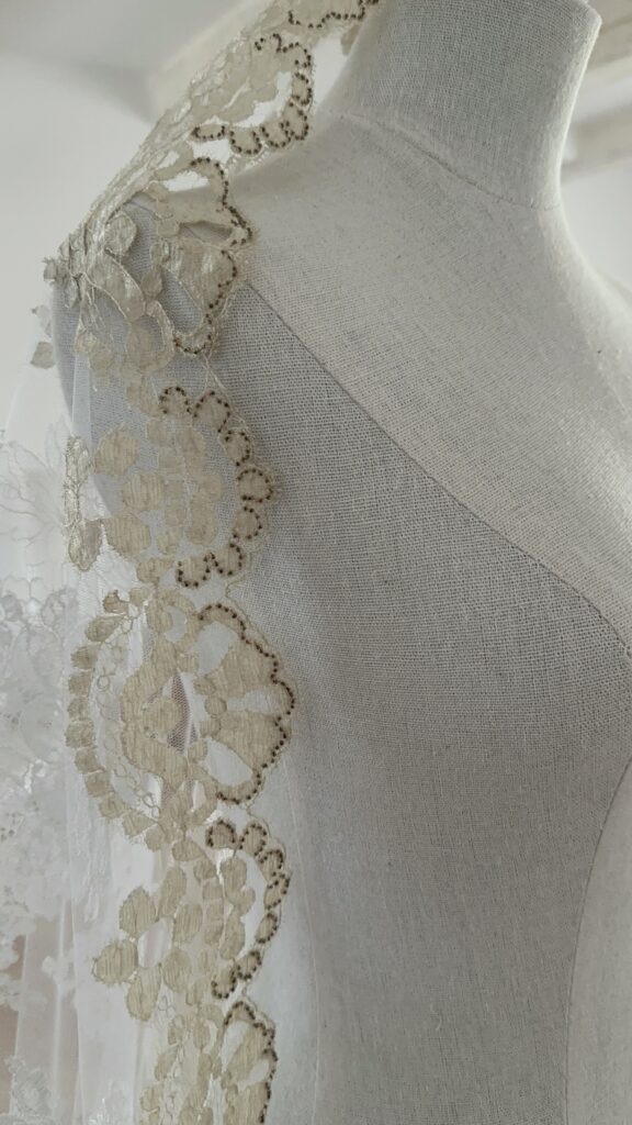 Gros plan sur une dentelle ancienne utilisée pour un voile de mariée