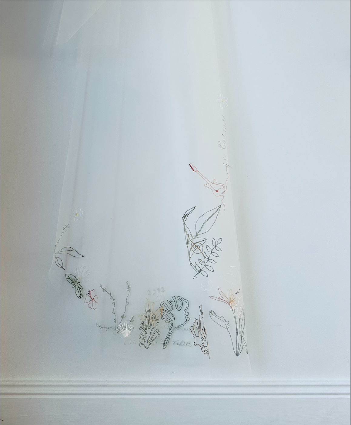 Voile de mariée brodé à la main qui raconte l'histoire de la mariée et de son couple