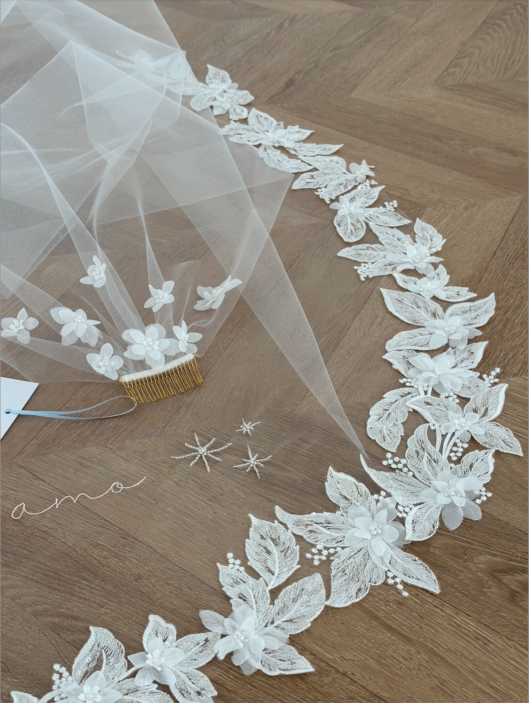 Voile de mariée en dentelle sur le fond de traine et sur le haut du voile
