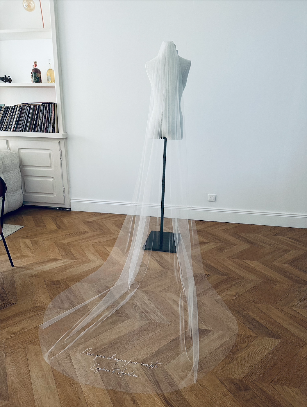 Voile de mariée tout tulle avec la signature des prénoms et de la date du mariage brodés