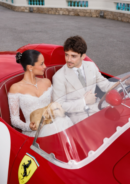 Alexandra Saint Mleux et Charles Leclerc avec leur chien Léo lors de leur mariage