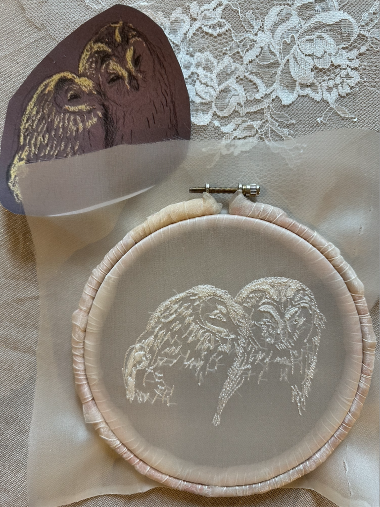 Tambour à broder présentant un portrait chouettes en cours de broderie sur un voile de mariée.