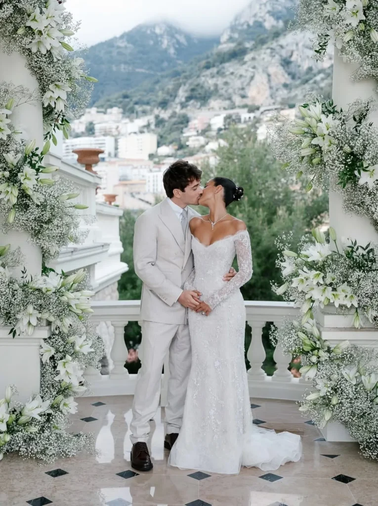 Alexandra Saint Mleux et Charles Leclerc pendant leur cérémonie de mariage à Monaco