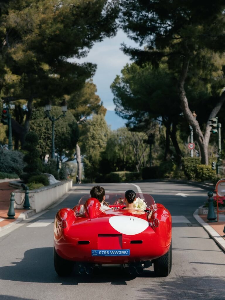 Charles Leclerc et Alexandra Saint Mleux dans une Ferrari lors de leur mariage à Monaco