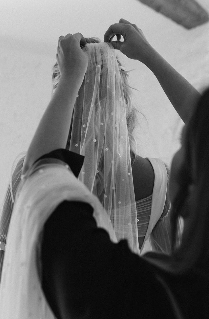 Mise en place d'un voile de mariée perlé avant la cérémonie