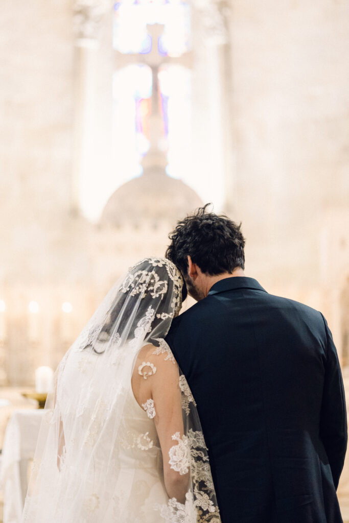 Mariée portant un voile sur mesure en d'héritage