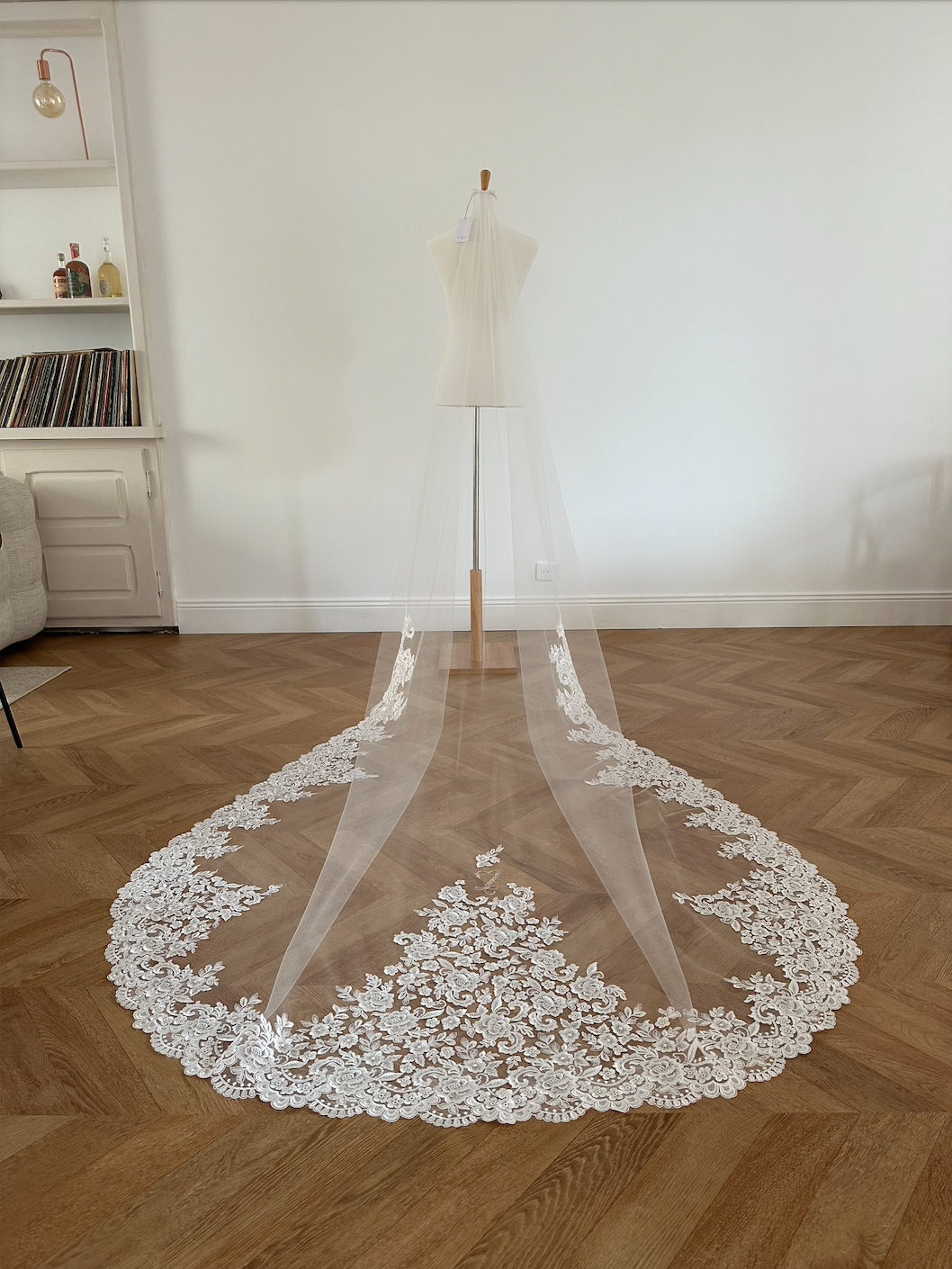 Voile cathédrale en tulle avec large bordure de dentelle florale présenté sur mannequin