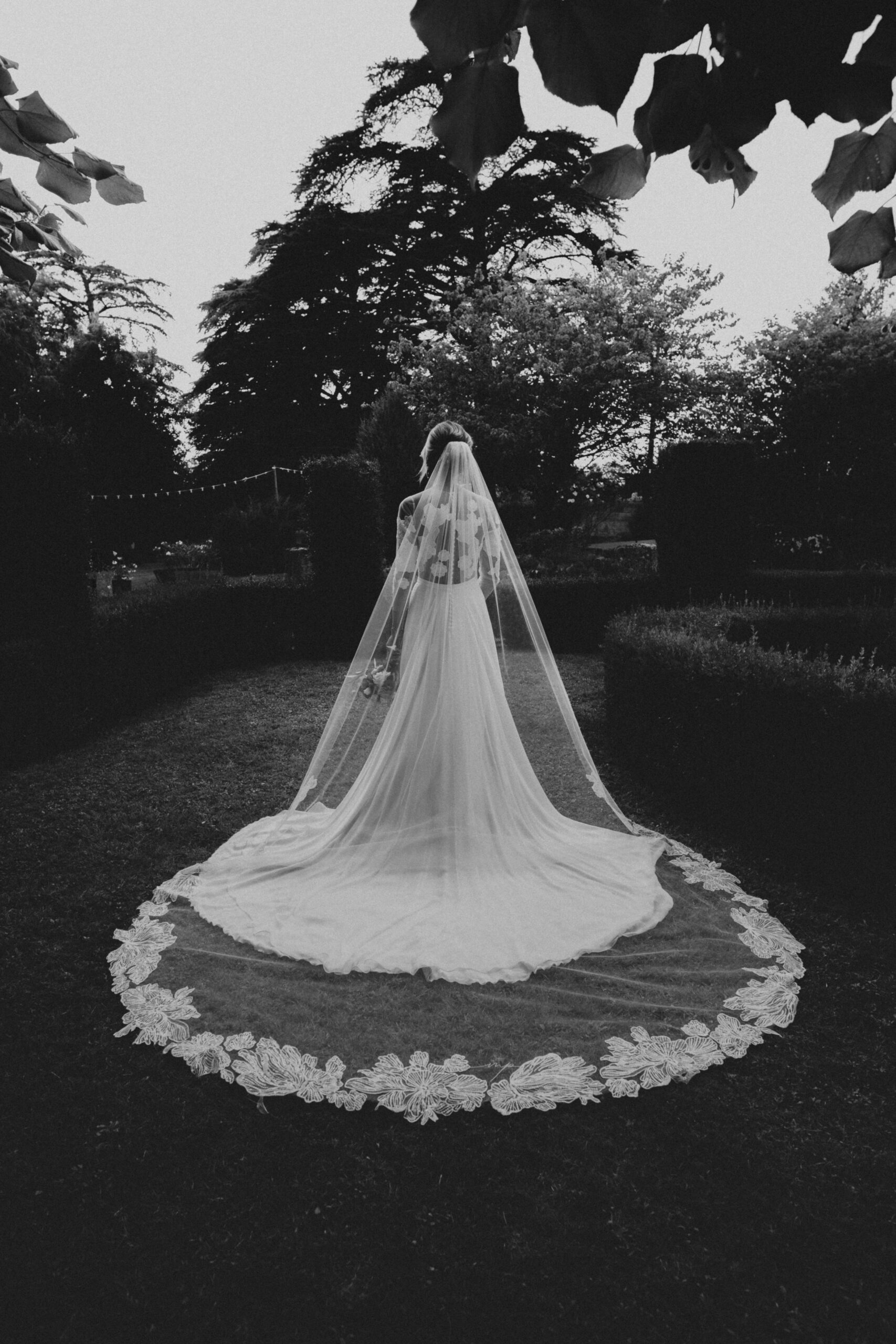 Mariée portant un voile cathédrale en dentelle florale réalisé sur mesure par Elisabeth Veil Collection