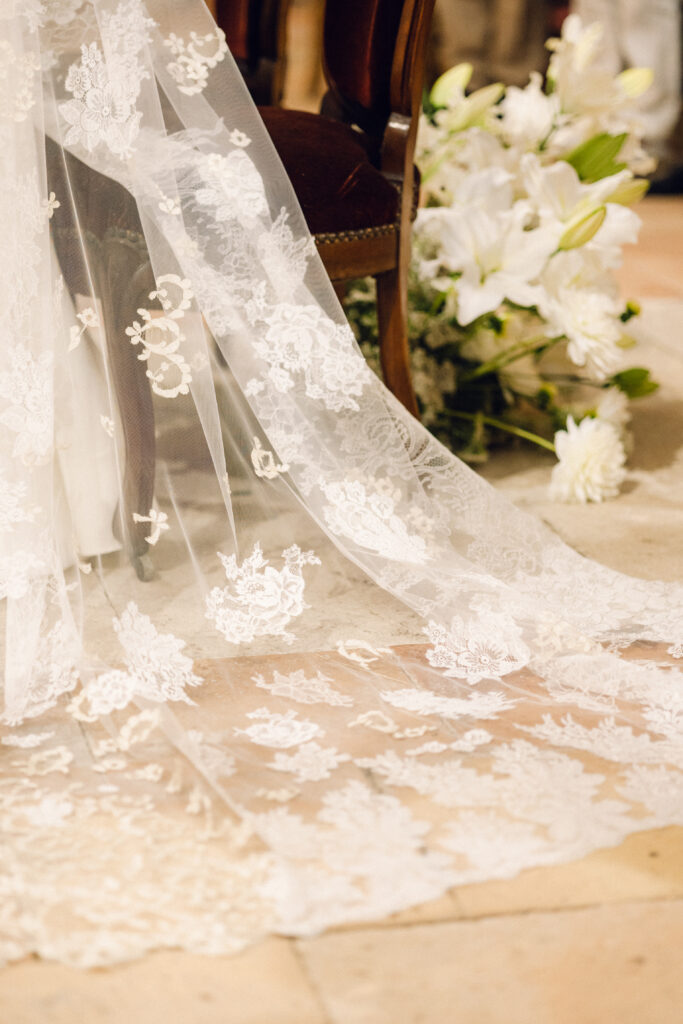 Voile de mariée sur mesure en dentelle ancienne pendant une cérémonie