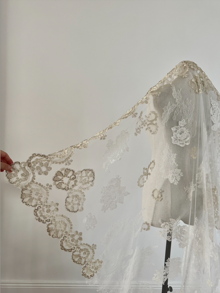 Voile de mariée réalisé à partir de dentelles anciennes et appliqués précieux
