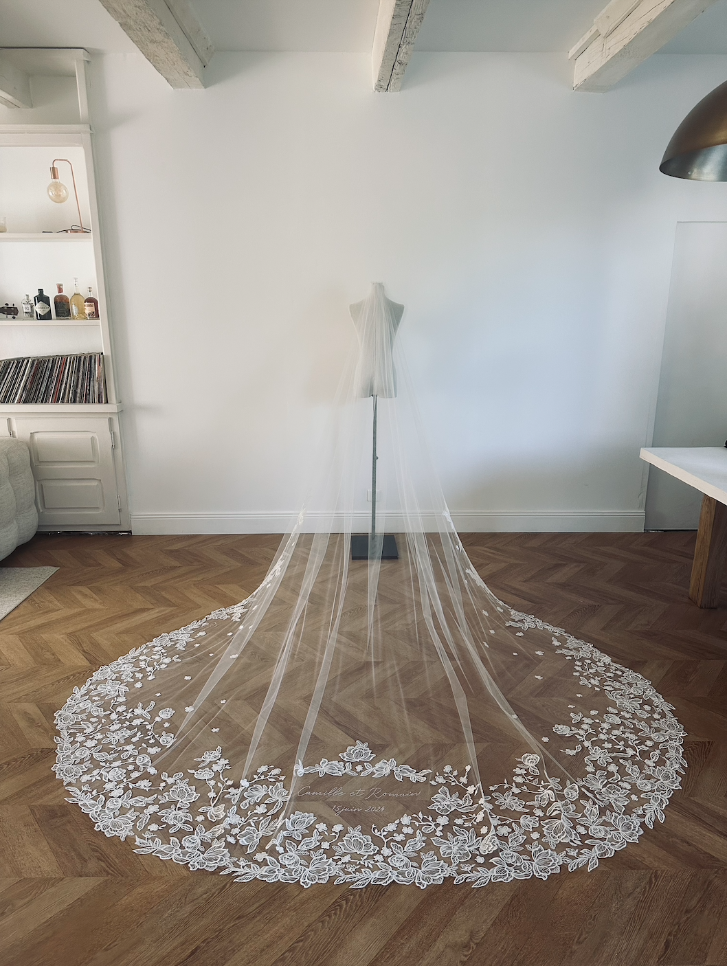 Voile cathédrale personnalisé avec broderie de prénoms, date et motifs floraux