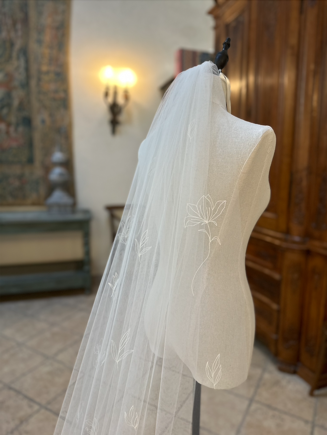 Voile de mariée orné de motifs floraux brodés répartis sur toute la longueur