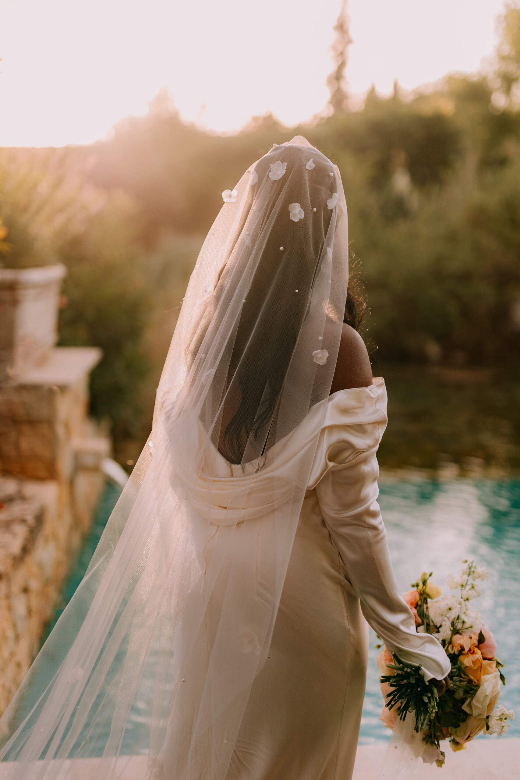 Voile de mariée personnalisé avec fleurs en tissu réalisées à la main