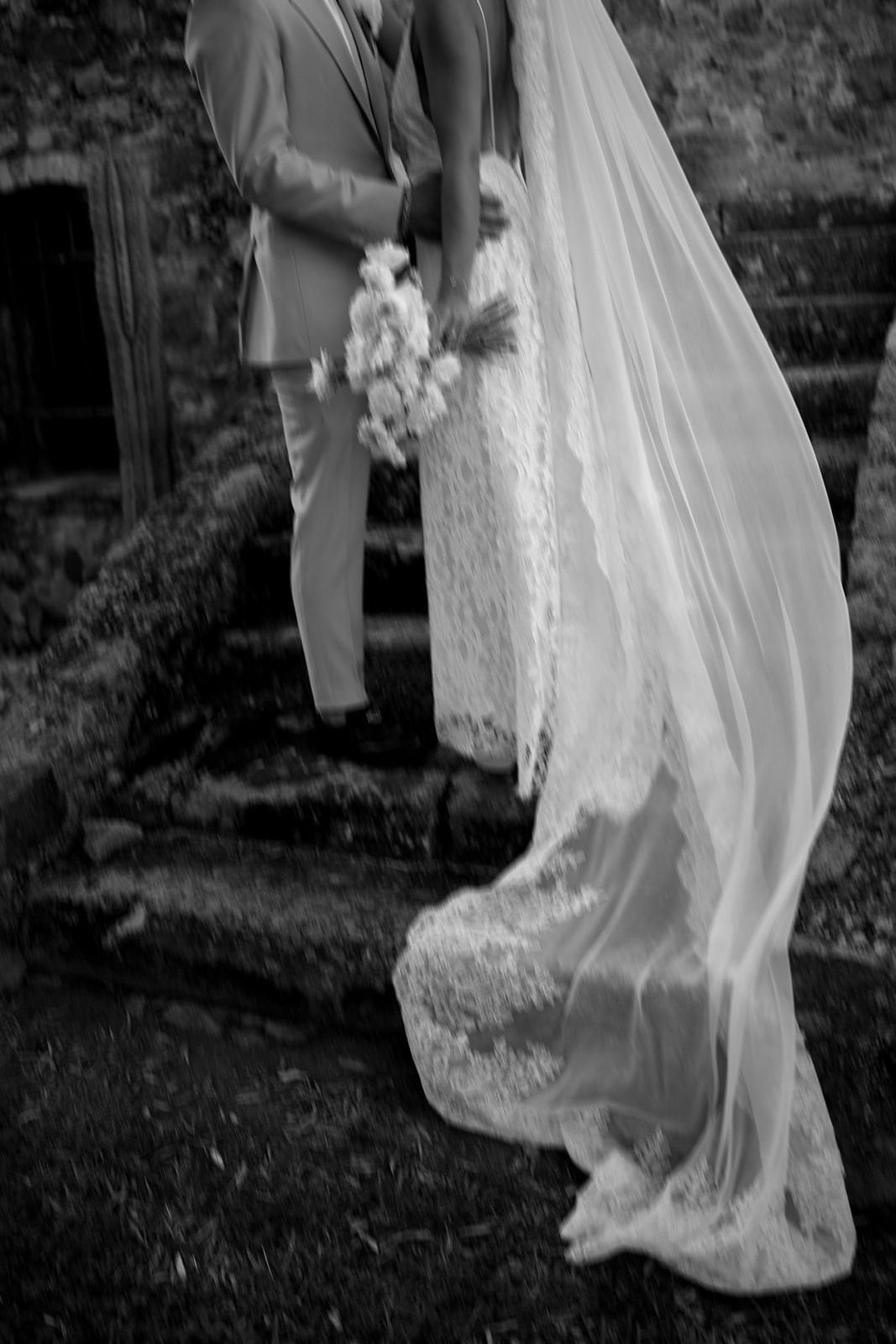 Mariée portant un voile cathédrale en dentelle lors d'une séance photo de mariage