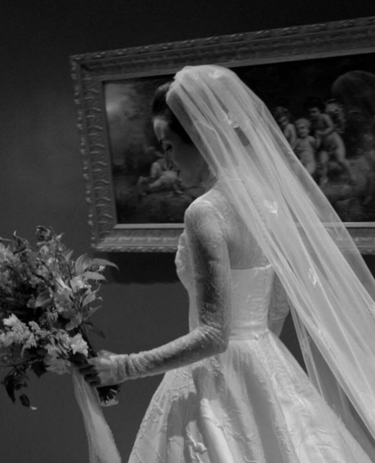 Mariée portant un voile long en tulle lors de son mariage