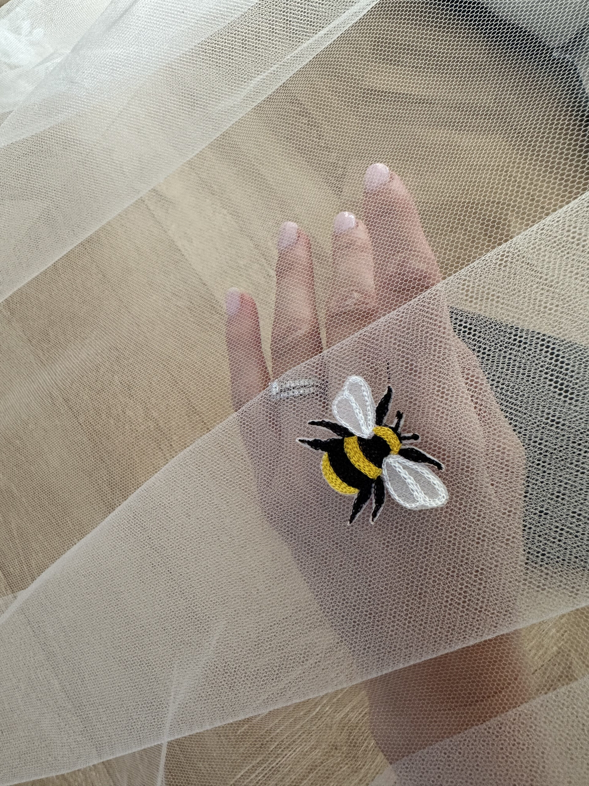 Abeille brodée à la main sur un voile de mariée personnalisé