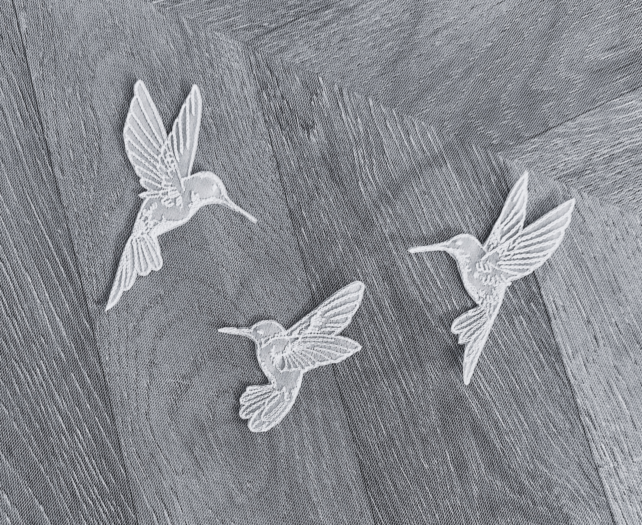 Colibris brodés à la main sur un voile de mariée sur mesure