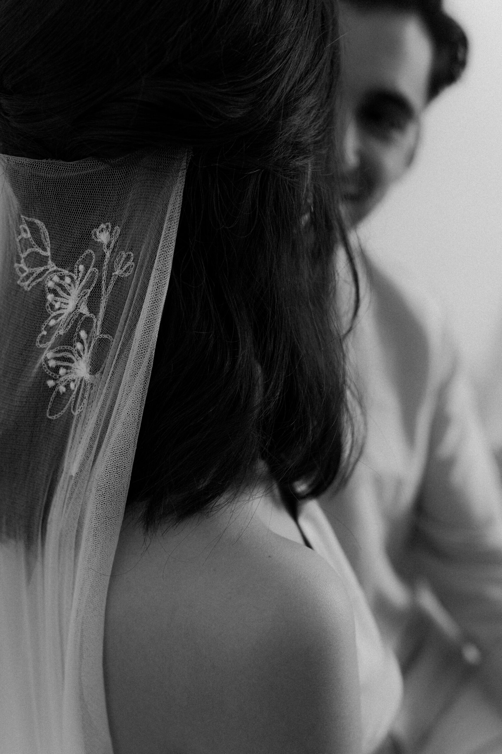Fleur brodée sur voile de mariée