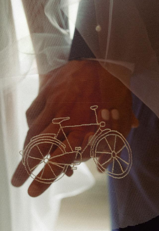 Vélo brodé à la main sur un voile de mariée personnalisé