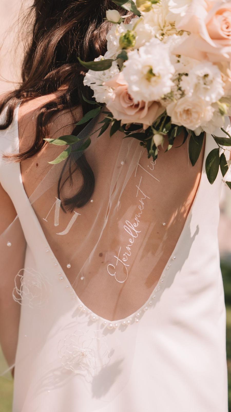 Message personnalisé brodé sur un voile de mariée