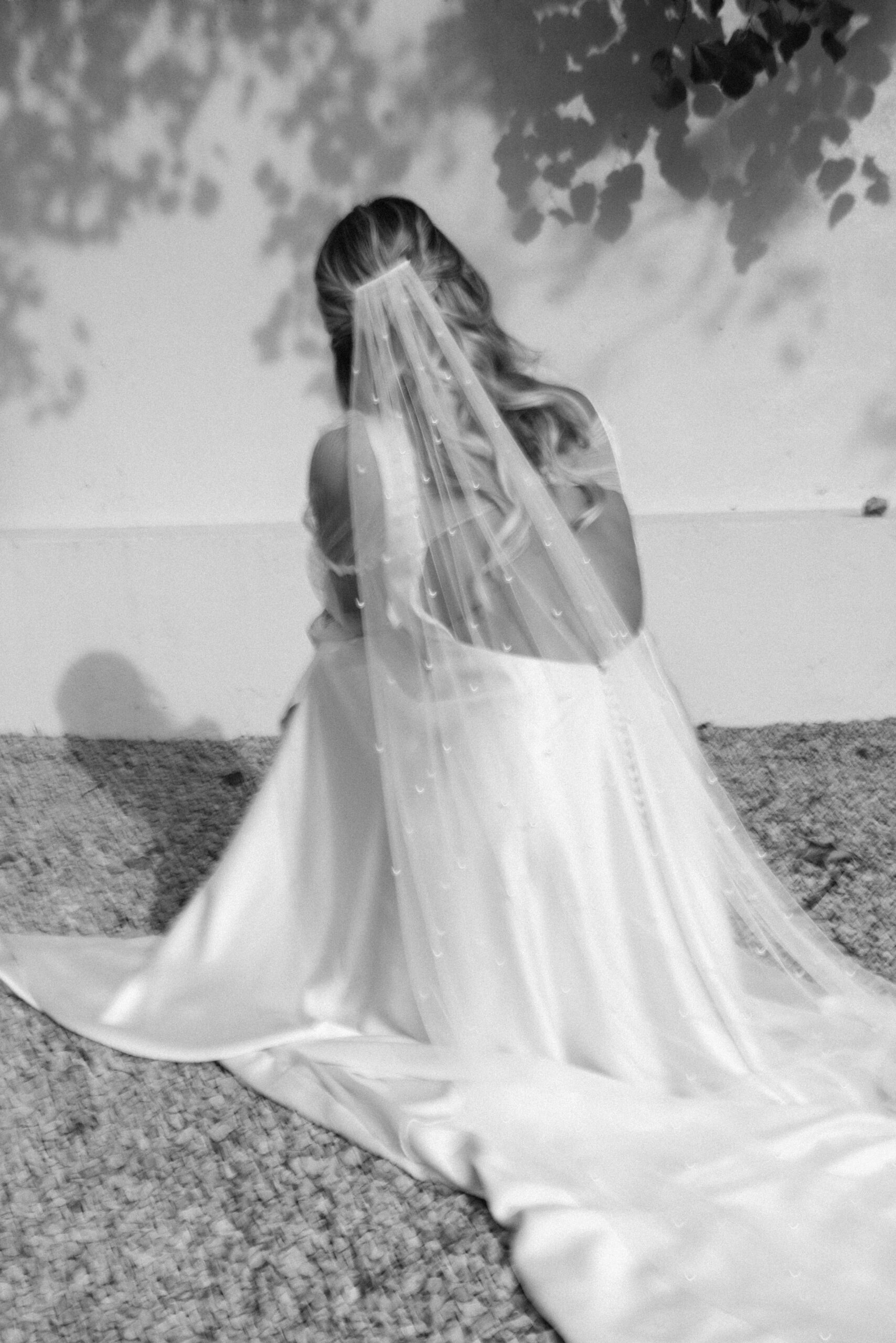 Voile de mariée perlé flottant dans le dos d'une mariée