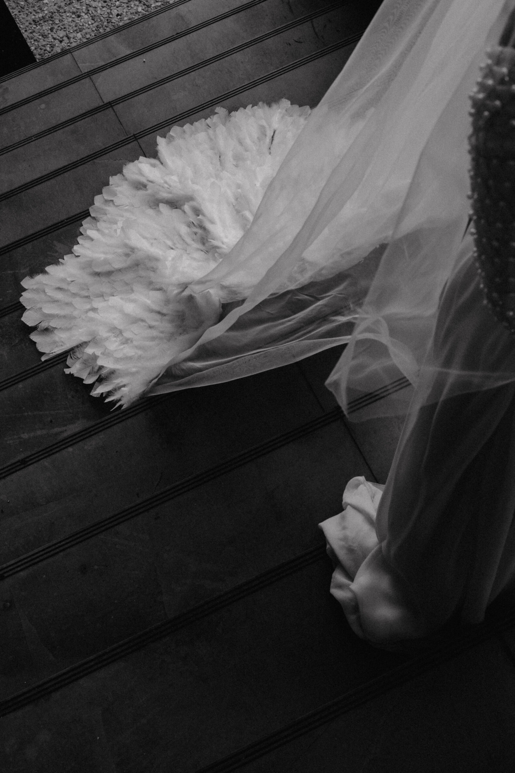 Voile personnalisé associé à une création en plumes réalisée sur mesure