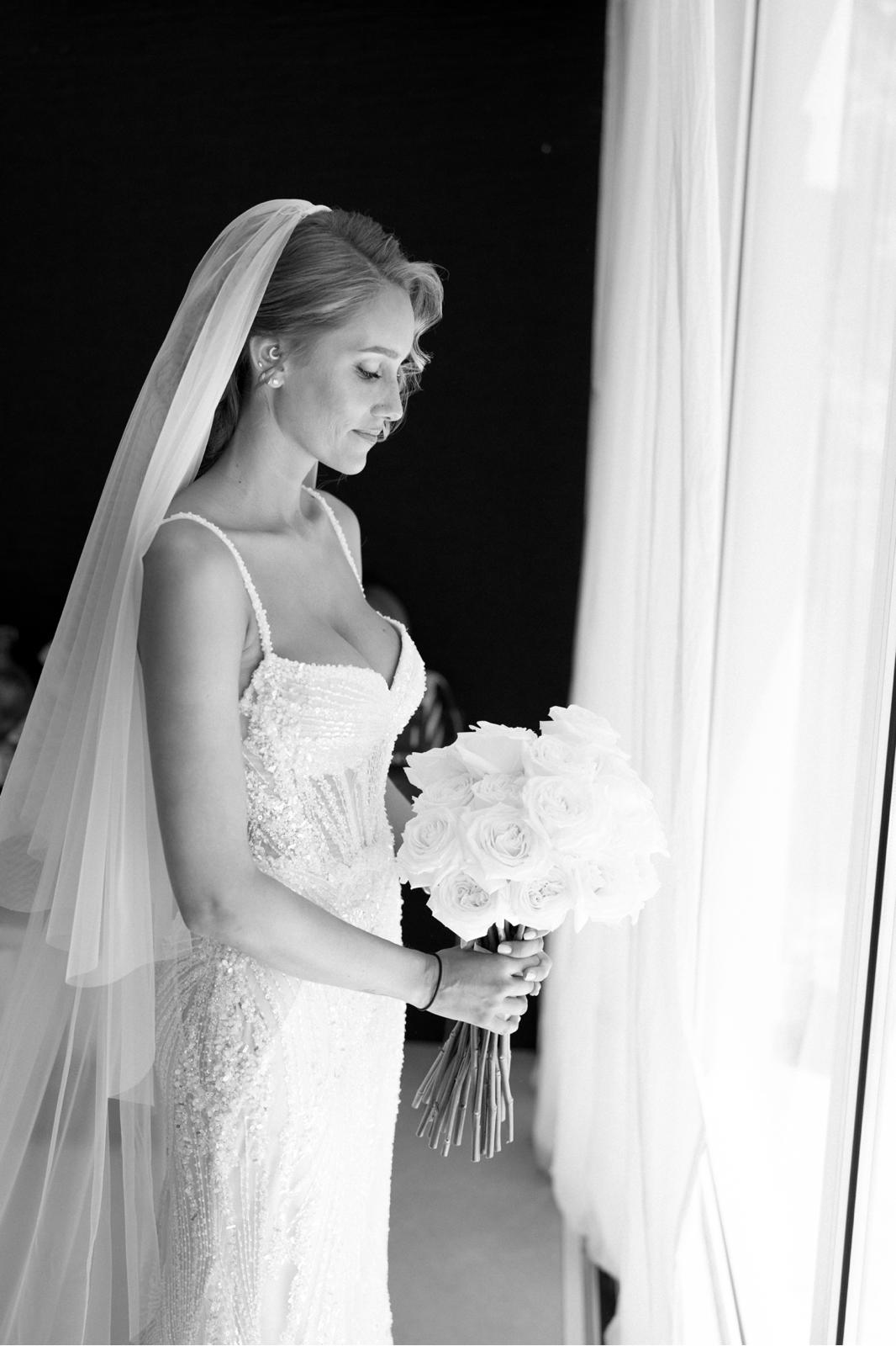 Voile de mariée avec retour visage porté sur une robe de mariage élégante